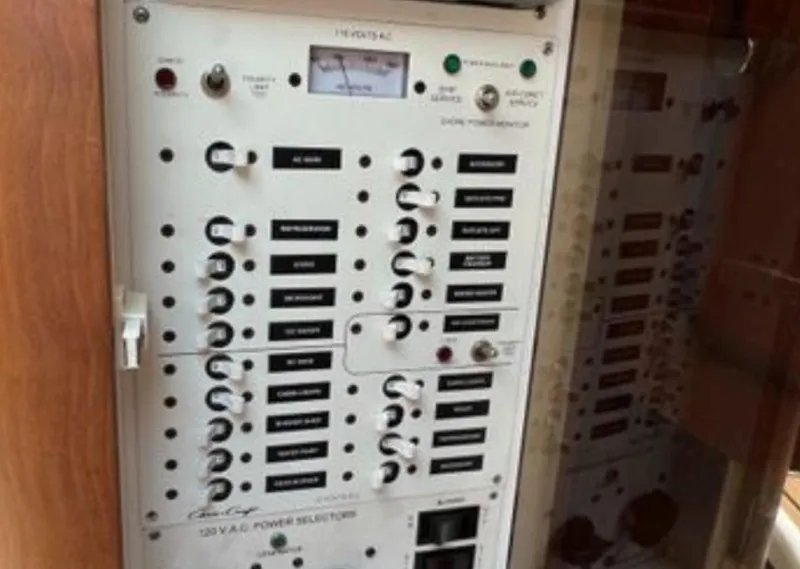 Slide: The Image of Chris-Craft 33 Express 2004 - 51