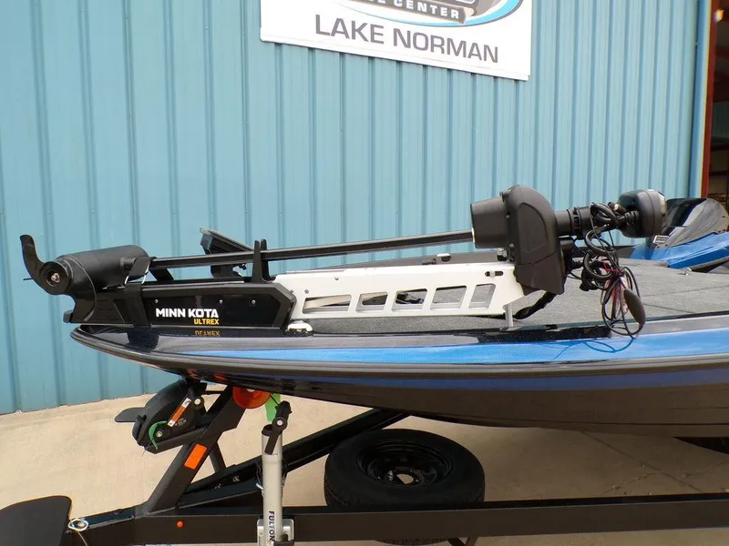 Slide: The Image of 2025 Skeeter ZXR21SE boat with Minn Kota trolling motor at Lake Norman. - 11