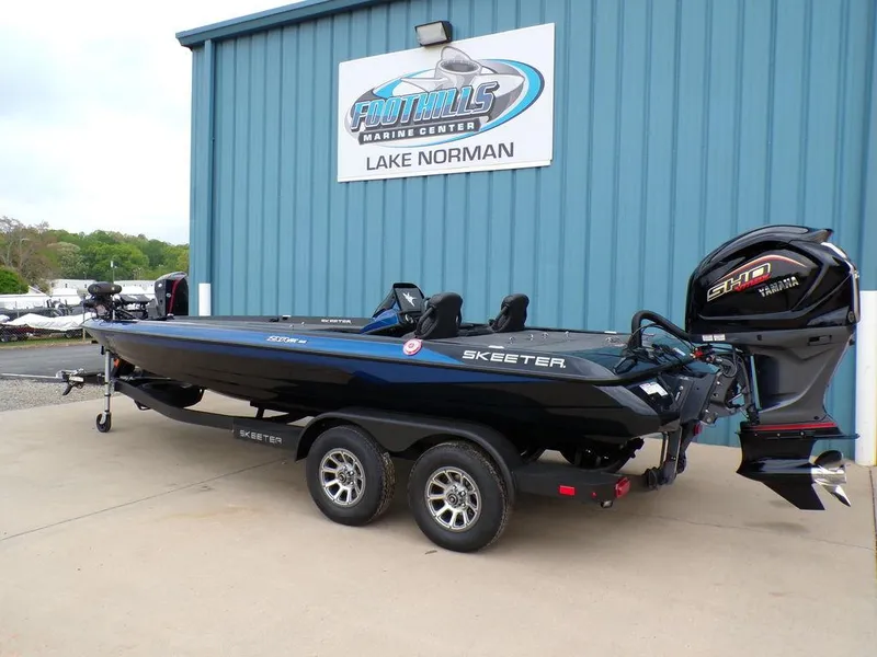 Slide: The Image of 2025 Skeeter ZXR21SE boat with Yamaha engine at Foothills Marine Center, Lake Norman. - 4