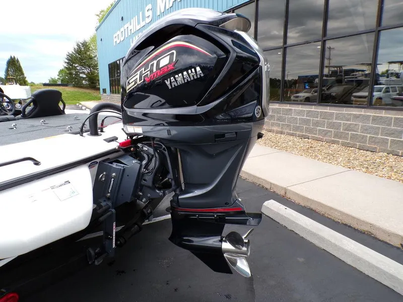 Slide: The Image of 2025 Skeeter ZXR21SE with Yamaha outboard motor in parking lot. - 6