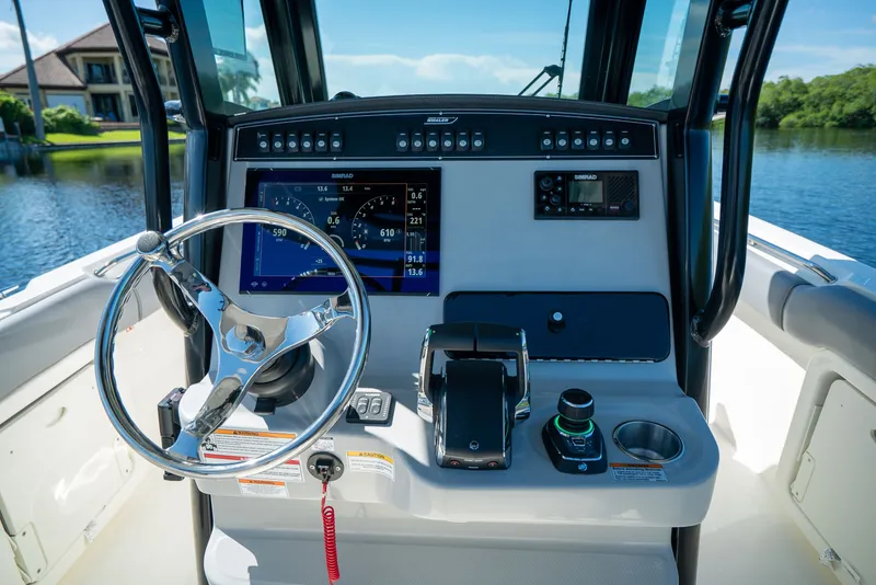 Slide: The Image of Boston Whaler 280 Outrage 2026 - 10