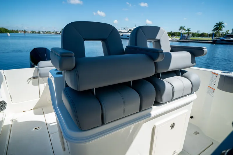 Slide: The Image of Boston Whaler 280 Outrage 2026 - 11