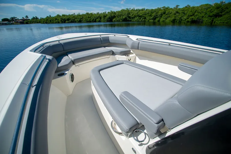 Slide: The Image of Boston Whaler 280 Outrage 2026 - 14