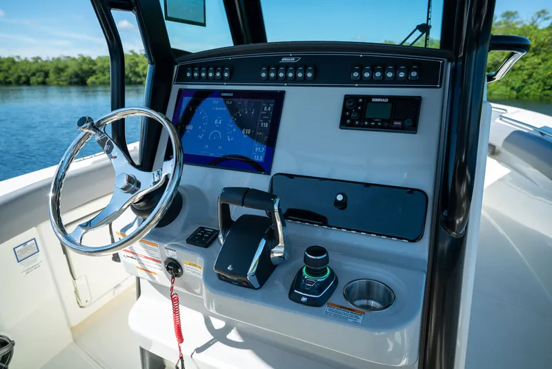 Slide: The Image of Boston Whaler 280 Outrage 2026 - 9