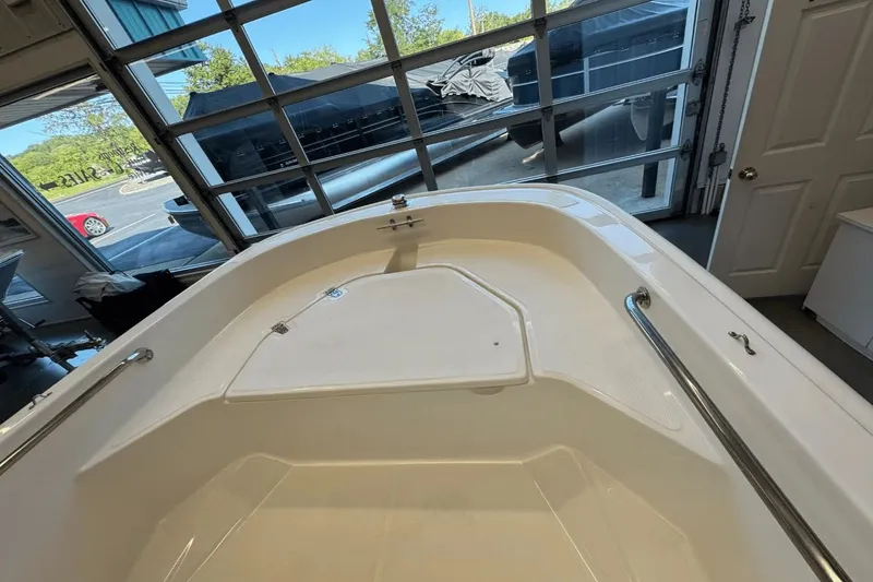 Slide: The Image of Boston Whaler 130 Super Sport 2026 - 12