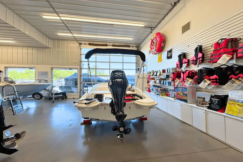 Slide: The Image of Boston Whaler 130 Super Sport 2026 - 3