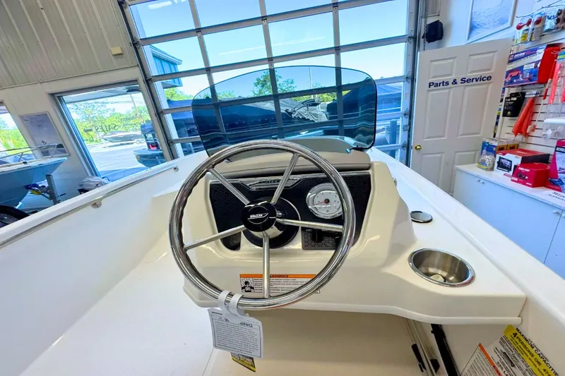 Slide: The Image of Boston Whaler 130 Super Sport 2026 - 9