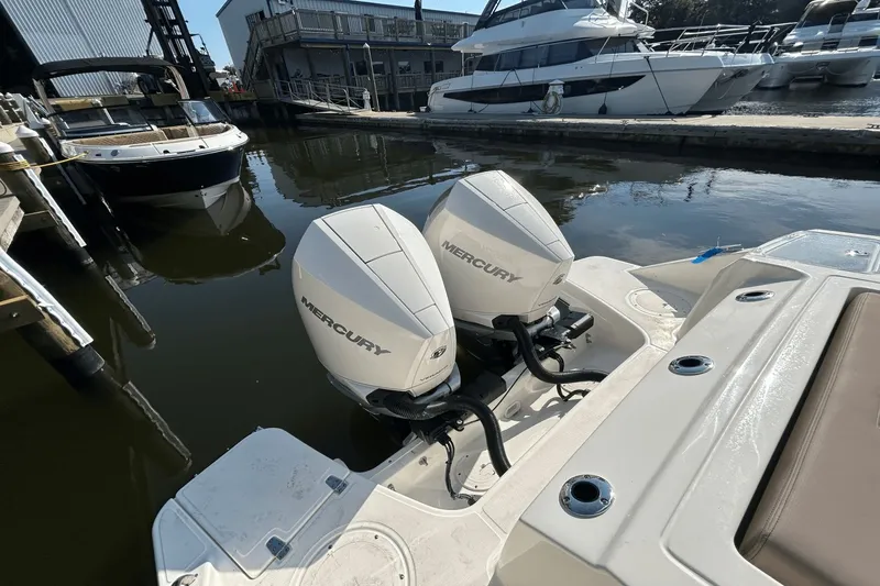 Slide: The Image of Boston Whaler 280 Vantage 2026 - 10