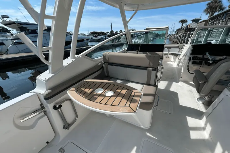 Slide: The Image of Boston Whaler 280 Vantage 2026 - 15