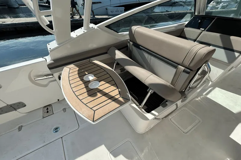 Slide: The Image of Boston Whaler 280 Vantage 2026 - 16