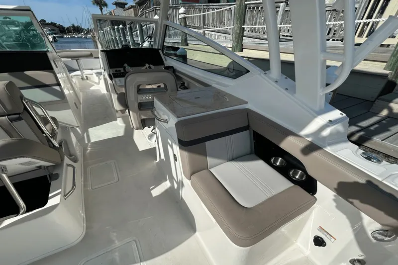 Slide: The Image of Boston Whaler 280 Vantage 2026 - 18