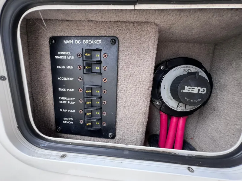 Slide: The Image of Main DC breaker panel and battery switch on 2004 Sea Ray 260 Sundancer boat. - 27