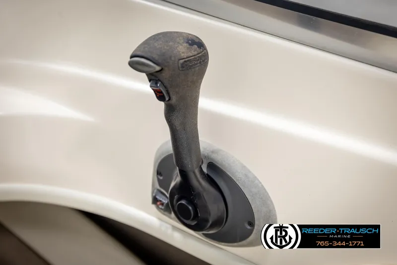 Slide: The Image of Throttle control lever on a 2002 Rinker 180 boat, featuring Reeder-Trausch Marine branding. - 28
