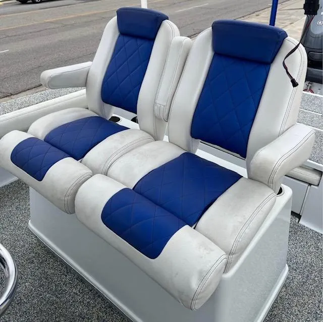 Slide: The Image of Blue and white seating on 2019 Blue Wave 2800 Pure Bay boat. - 7