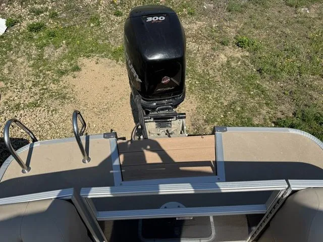 Slide: The Image of 2012 Bennington 2575 RCW boat with powerful 300 HP outboard motor, rear view. - 5