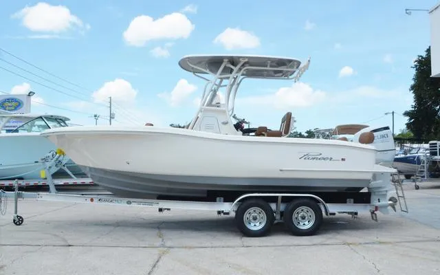 Slide: The Image of Pioneer 222 Sportfish 2025 - 4