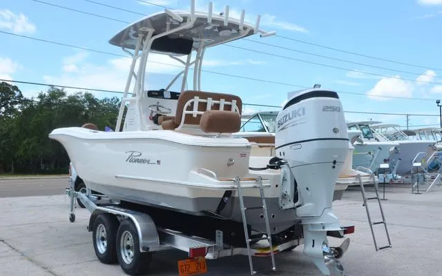 Slide: The Image of Pioneer 222 Sportfish 2025 - 7