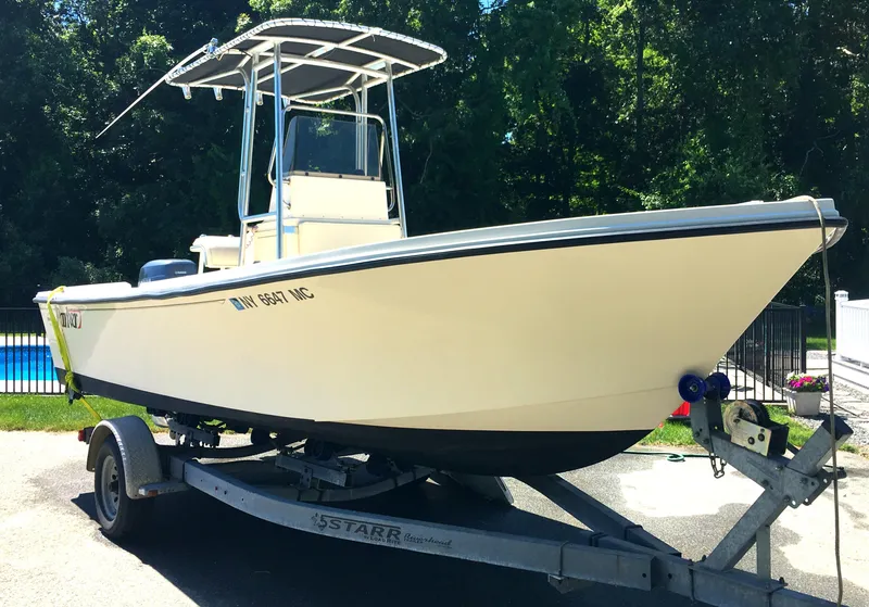 Slide: The Image of 2007 Parker 21 SE CC boat on trailer, parked outdoors. - 1