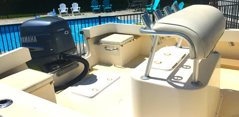 Slide: The Image of 2007 Parker 21 SE CC boat interior with Yamaha engine by a poolside. - 4