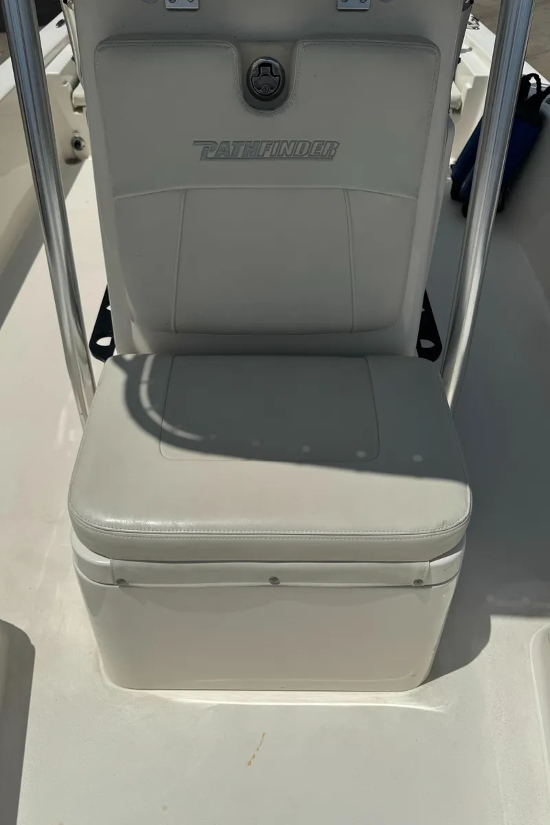 Slide: The Image of 2014 Pathfinder 2200 TRS boat seat with white upholstery and logo. - 14