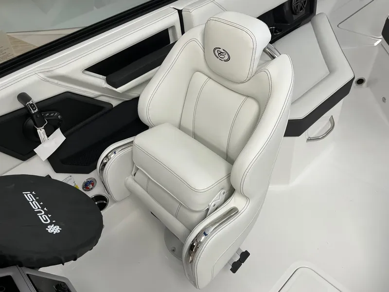 Slide: The Image of Cobalt R4 Outboard 2025 - 12