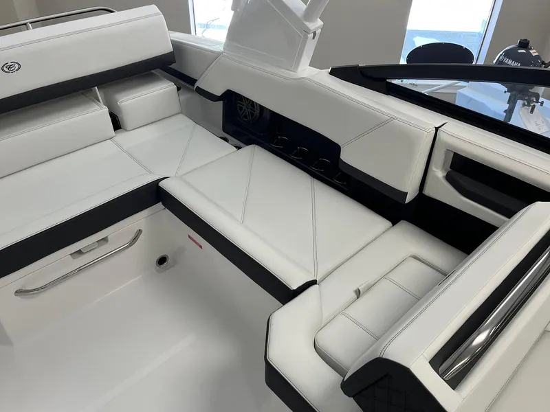 Slide: The Image of Cobalt R4 Outboard 2025 - 13