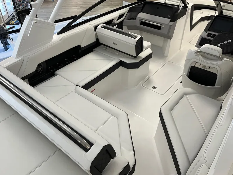 Slide: The Image of Cobalt R4 Outboard 2025 - 4