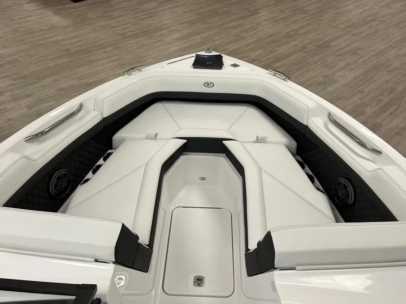 Slide: The Image of Cobalt R4 Outboard 2025 - 5