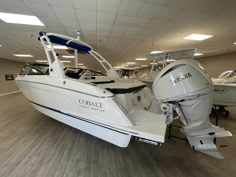 Slide: The Image of Cobalt R4 Outboard 2025 - 7