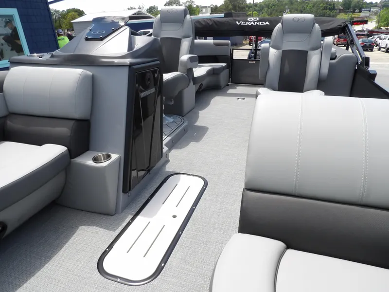 Slide: The Image of Veranda VR22RC 2025 - 13