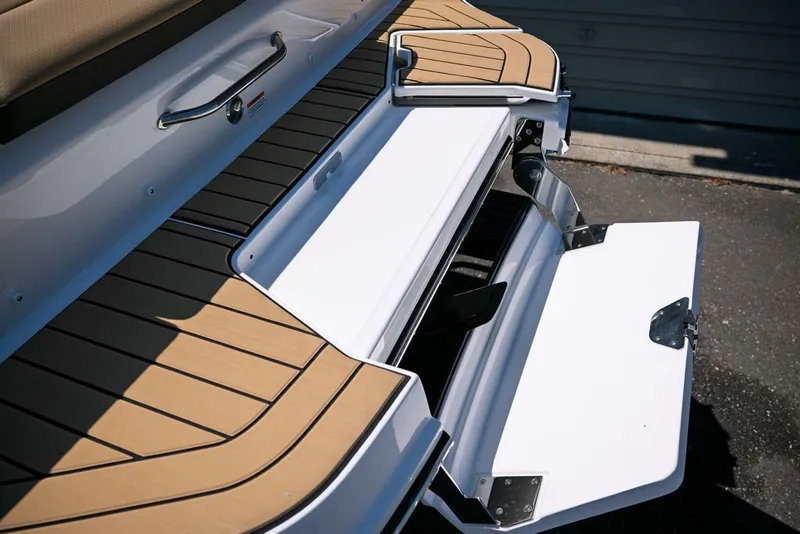 Slide: The Image of Sea Ray SDX 250 Surf 2025 - 20