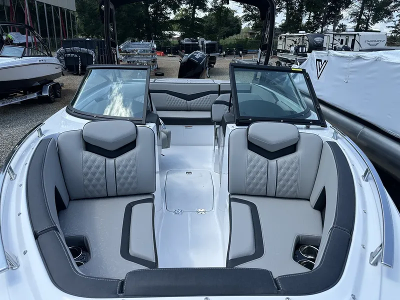 Slide: The Image of Monterey 215SS Super Sport 2025 - 7