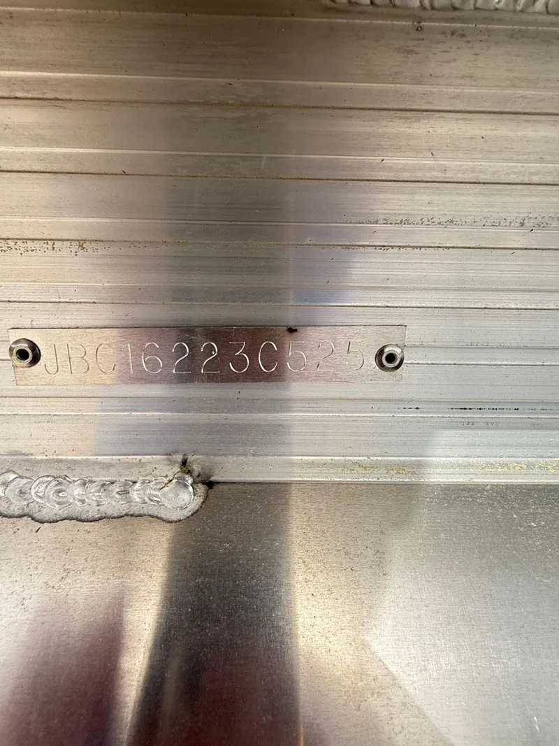 Slide: The Image of Veranda VS22RC Tri-Toon 2025 - 10