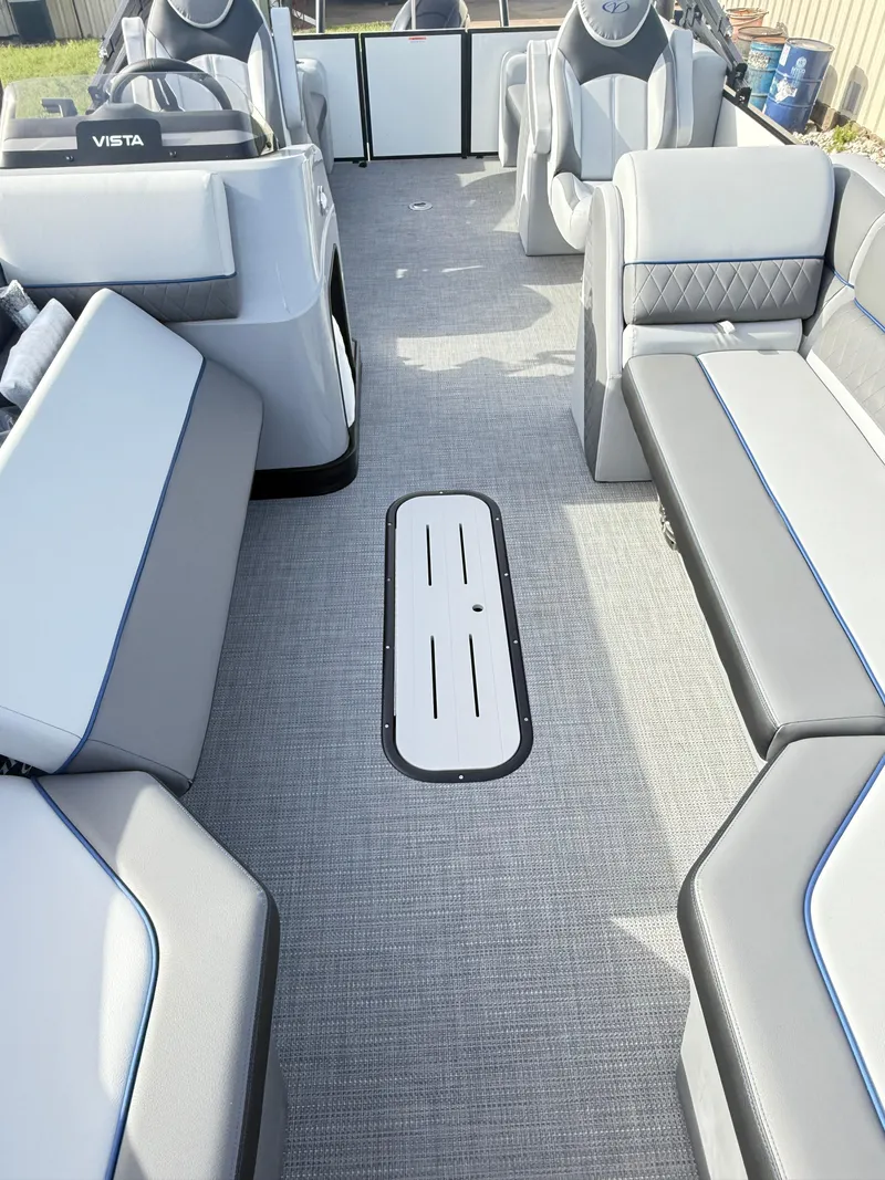 Slide: The Image of Veranda VS22RC Tri-Toon 2025 - 13