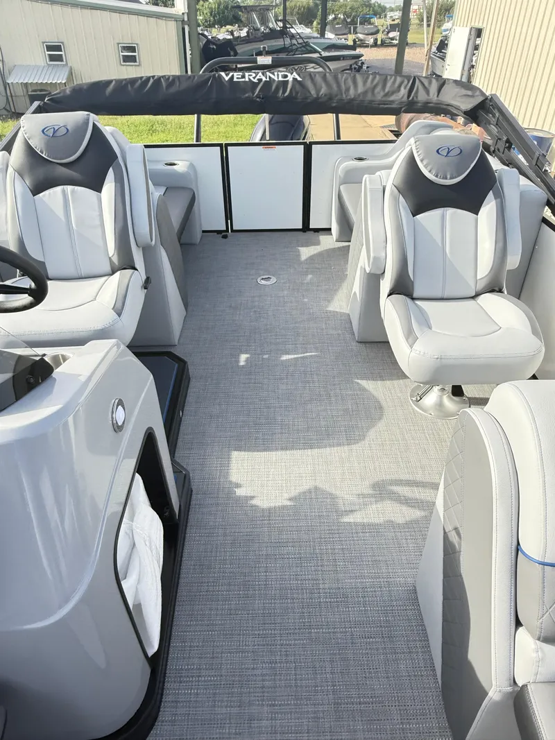 Slide: The Image of Veranda VS22RC Tri-Toon 2025 - 14