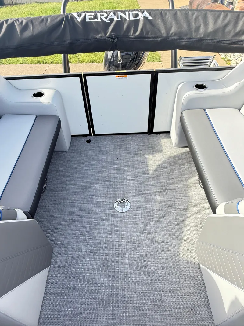 Slide: The Image of Veranda VS22RC Tri-Toon 2025 - 15