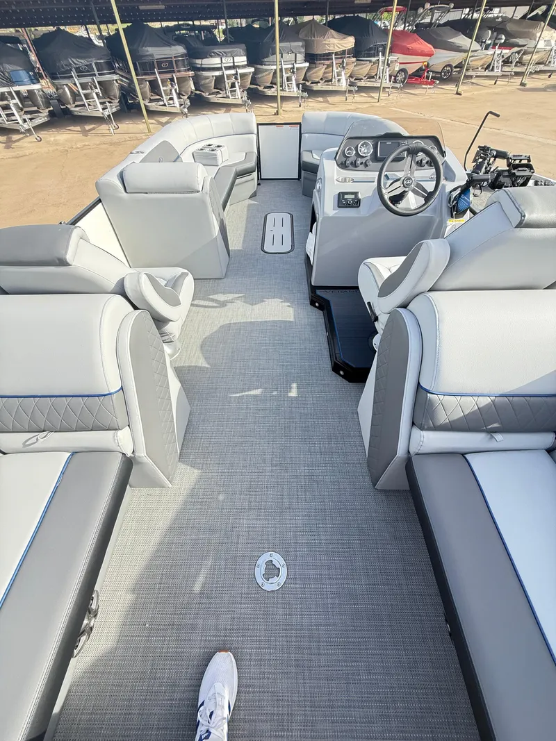 Slide: The Image of Veranda VS22RC Tri-Toon 2025 - 17