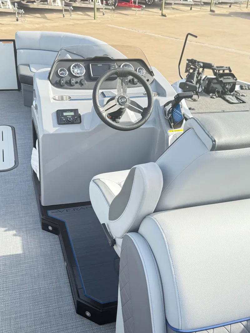 Slide: The Image of Veranda VS22RC Tri-Toon 2025 - 18