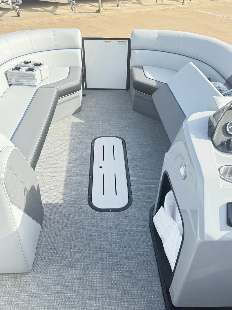 Slide: The Image of Veranda VS22RC Tri-Toon 2025 - 20