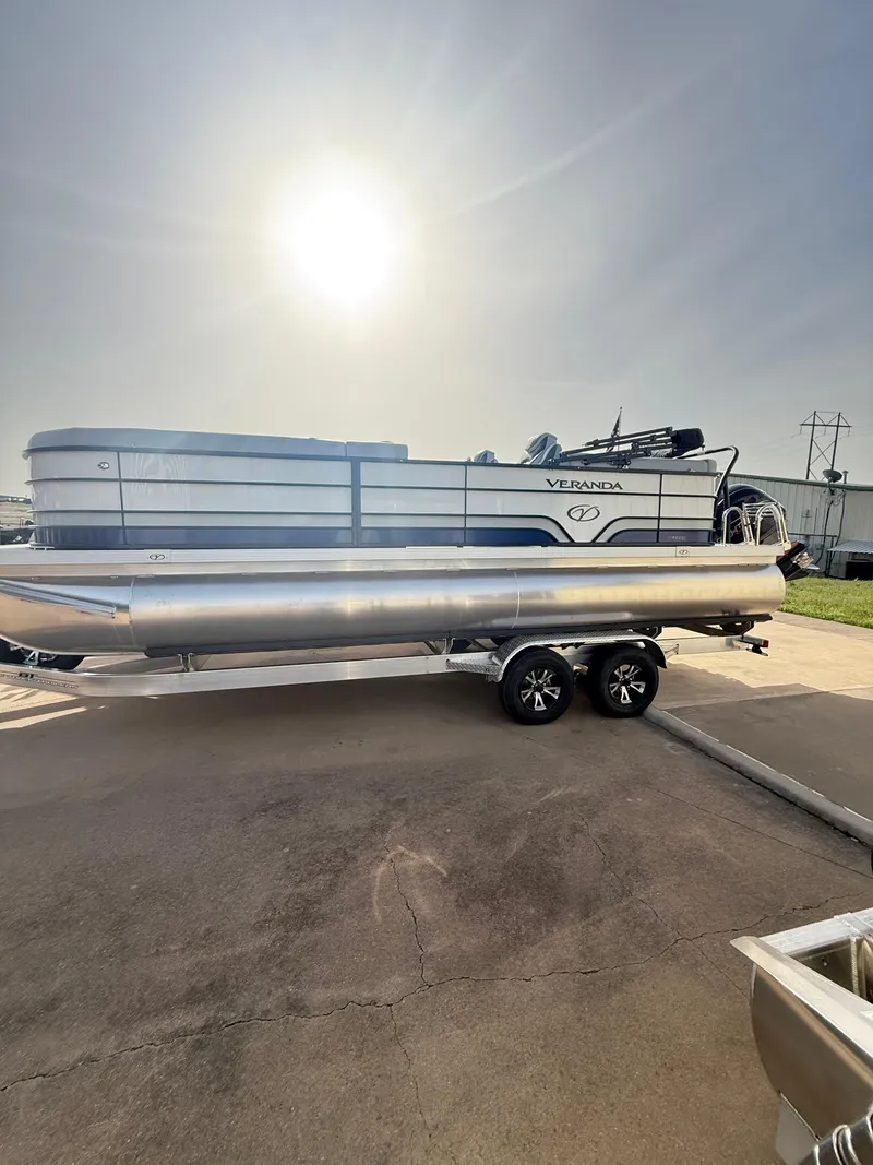 Slide: The Image of Veranda VS22RC Tri-Toon 2025 - 3