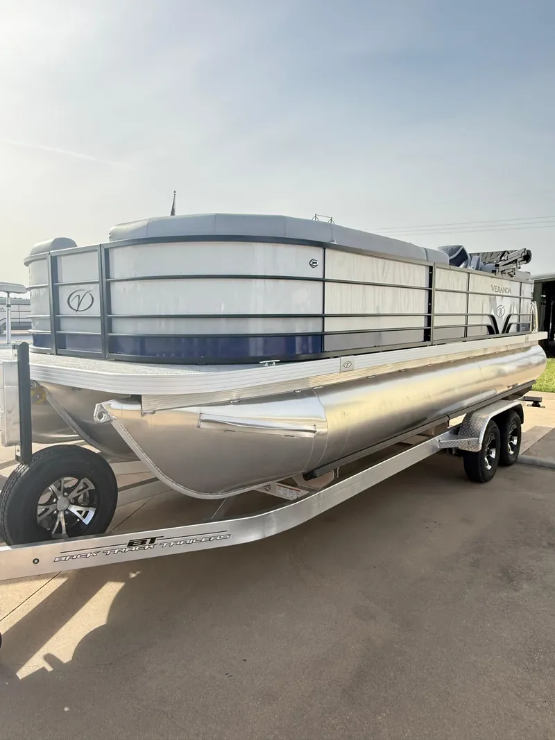 Slide: The Image of Veranda VS22RC Tri-Toon 2025 - 4