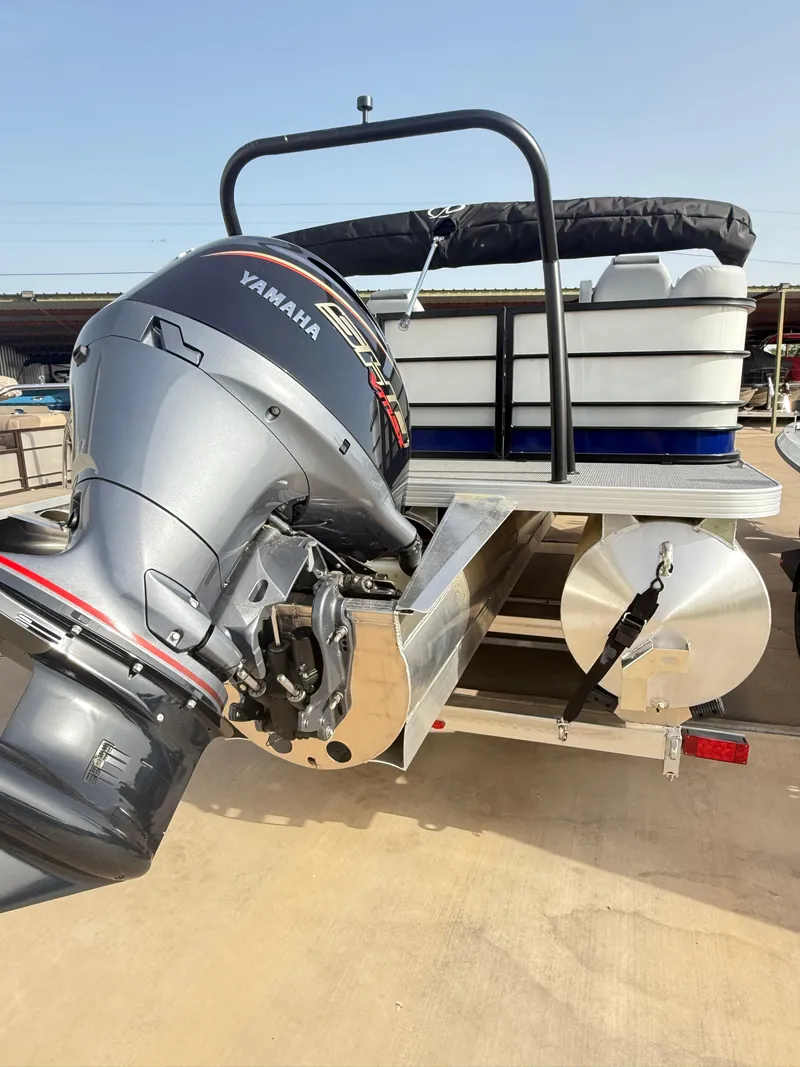 Slide: The Image of Veranda VS22RC Tri-Toon 2025 - 6