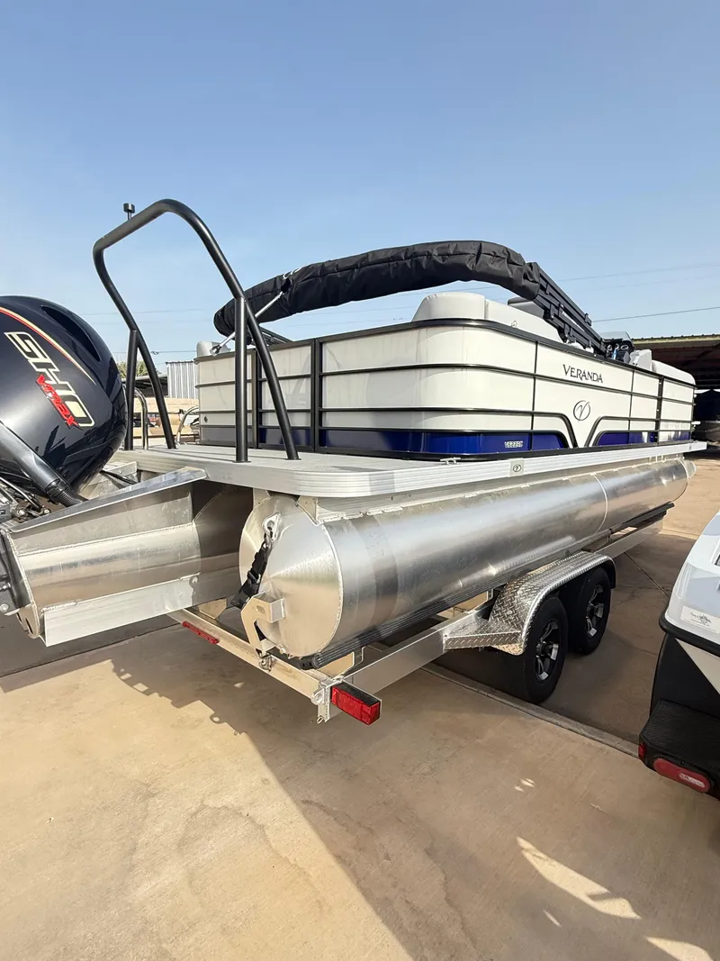 Slide: The Image of Veranda VS22RC Tri-Toon 2025 - 7