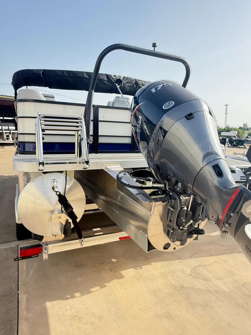 Slide: The Image of Veranda VS22RC Tri-Toon 2025 - 9