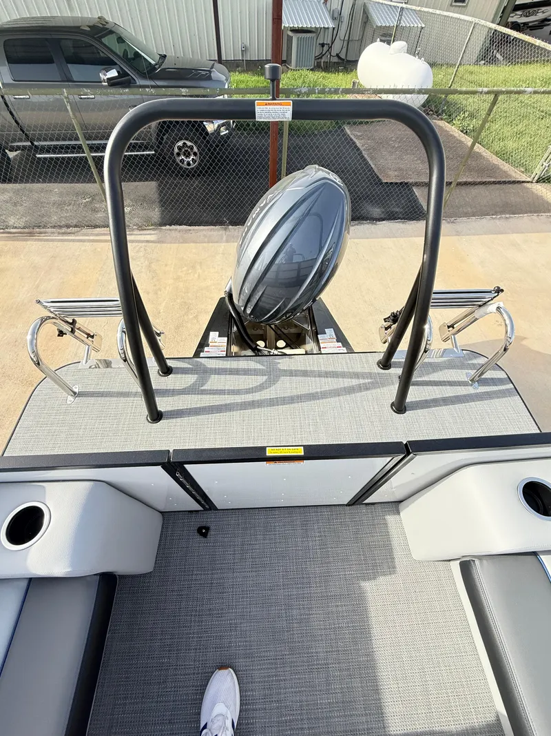 Slide: The Image of Veranda VS25RC Tri-Toon 2025 - 10