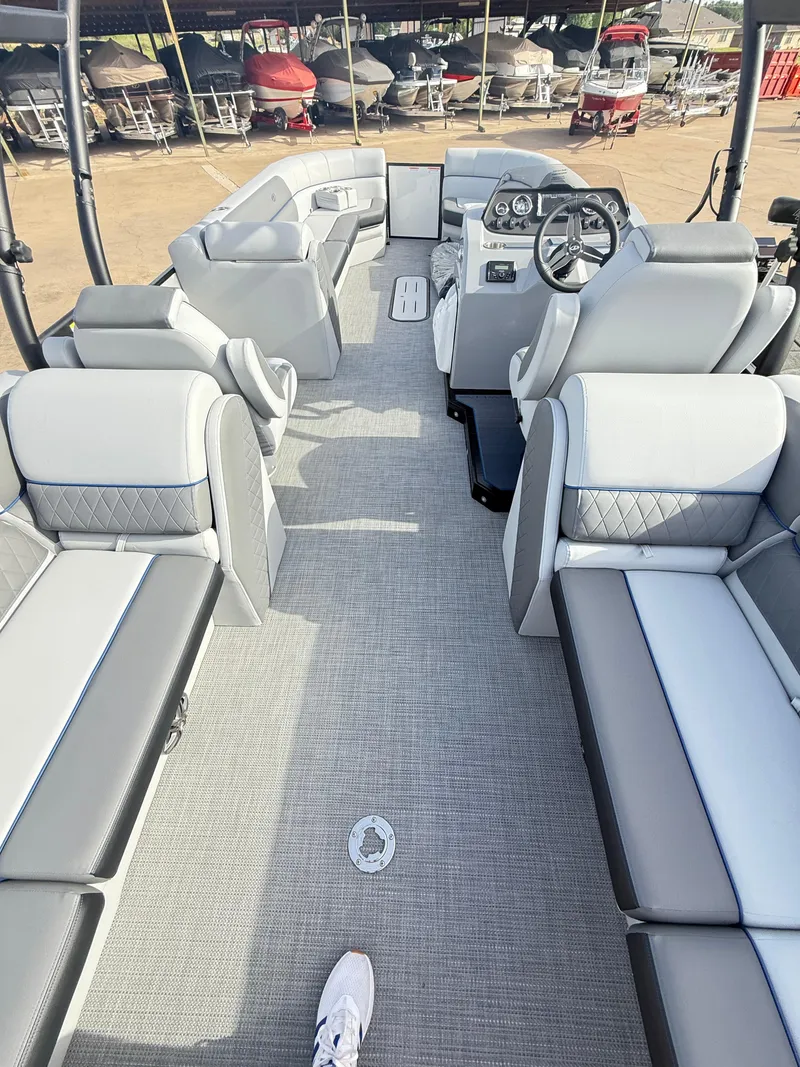 Slide: The Image of Veranda VS25RC Tri-Toon 2025 - 11