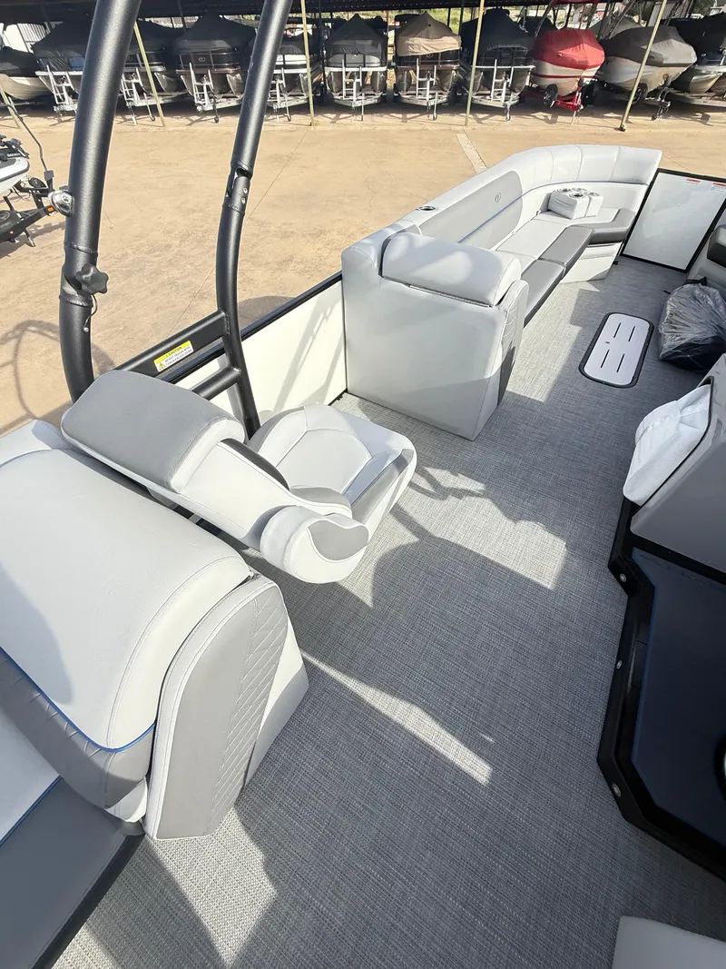 Slide: The Image of Veranda VS25RC Tri-Toon 2025 - 12