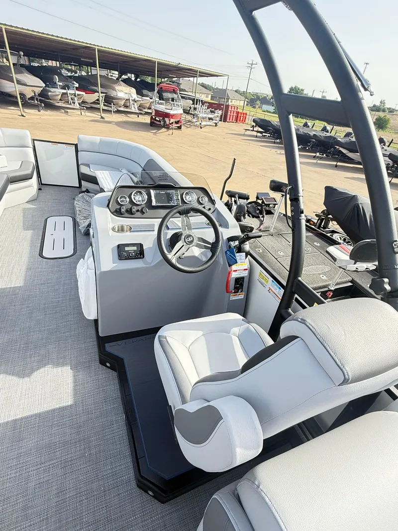 Slide: The Image of Veranda VS25RC Tri-Toon 2025 - 13