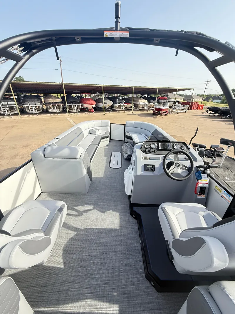 Slide: The Image of Veranda VS25RC Tri-Toon 2025 - 14