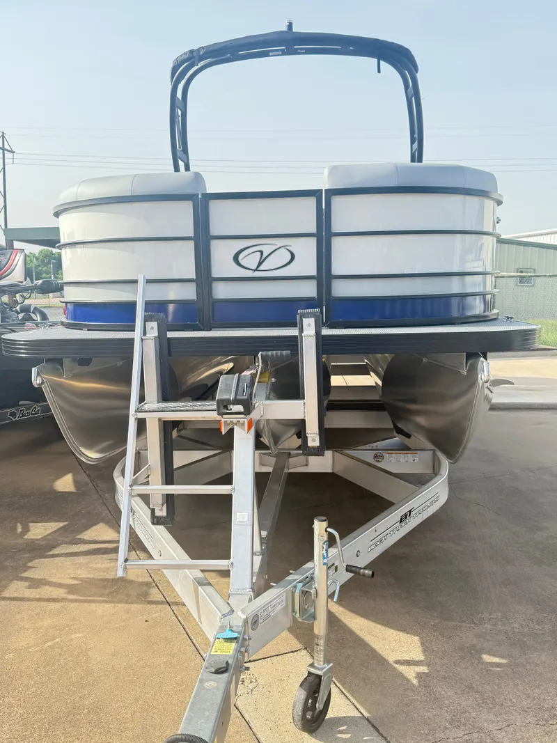 Slide: The Image of Veranda VS25RC Tri-Toon 2025 - 3